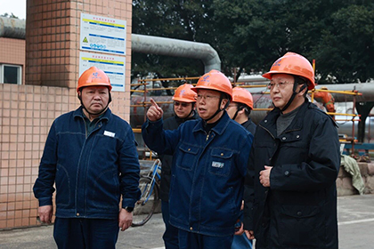傅利才深入大修現(xiàn)場(chǎng).jpg