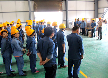 瀘州市總工會(huì)領(lǐng)導(dǎo)為瀘天化一線員工送清涼