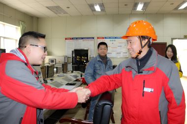 公司黨委書記廖廷君一行年三十深入一線慰問