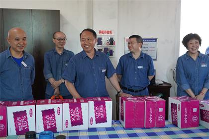 瀘天化股份公司領導高溫時節(jié)為一線崗位員工送清涼