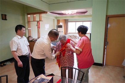 瀘天化股份公司江顯茀、吳永緒兩位老黨員獲“光榮在黨50年”紀(jì)念章