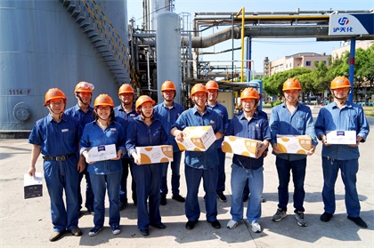 瀘天化股份公司黨委書記、董事長廖廷君一行到生產一線“送清涼”