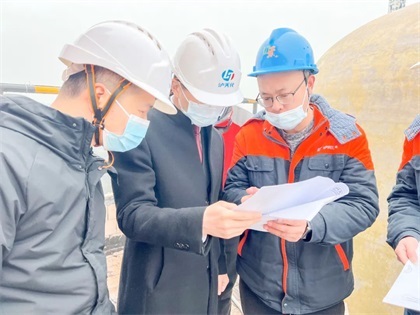 納溪區(qū)副區(qū)長(zhǎng)向來(lái)富一行到瀘天化股份公司督導(dǎo)大氣污染防治工作