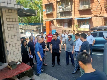 納溪區(qū)委副書(shū)記、區(qū)長(zhǎng)袁維榮一行檢查下李子林小區(qū)“創(chuàng)文”工作