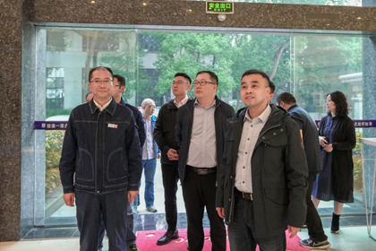 四川省發(fā)改委產(chǎn)業(yè)發(fā)展處副處長劉小剛一行來我公司調(diào)研
