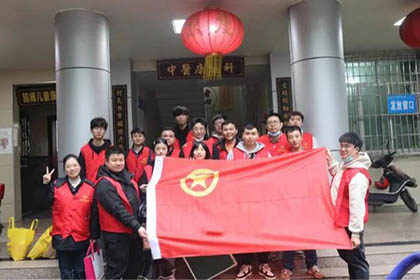 瀘天化股份公司團(tuán)委組織志愿者到納溪區(qū)人民醫(yī)院開展志愿者主題活動