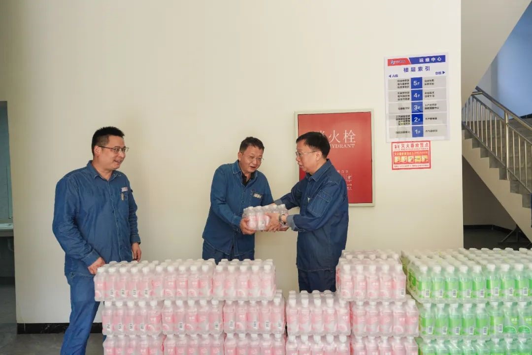 瀘天化股份公司領(lǐng)導(dǎo)傅利才、陳偉慰問尿素造粒塔環(huán)保升級改造項目一線勞動者
