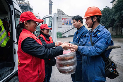 瀘天化股份公司團(tuán)委為大修一線員工送愛心午餐